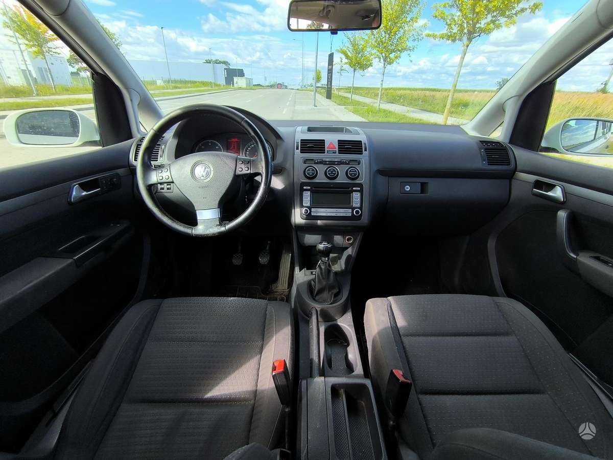 Volkswagen Touran - 10