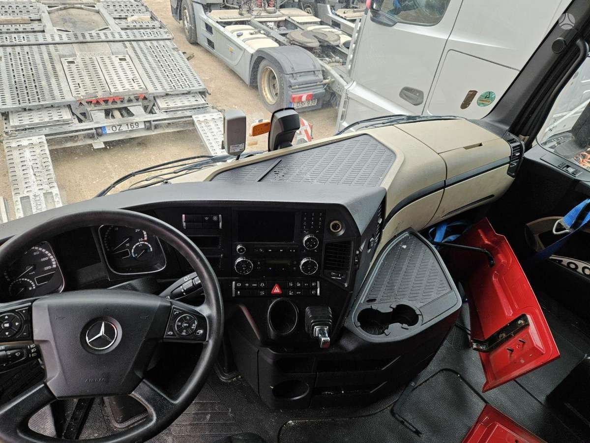 Mercedes-Benz 1845 ACTROS, double sleeper