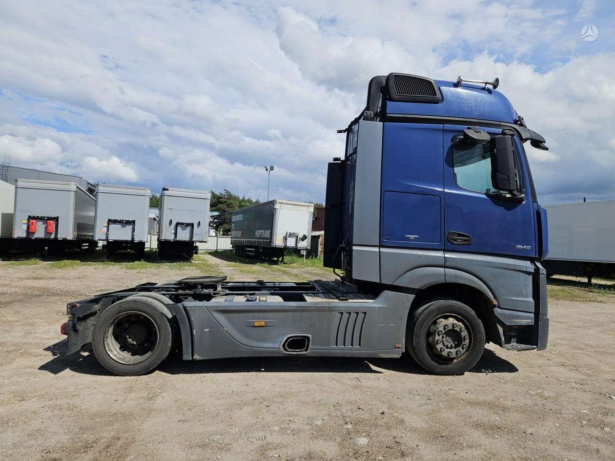 Mercedes-Benz 1845 Retarder Mega, double sleeper