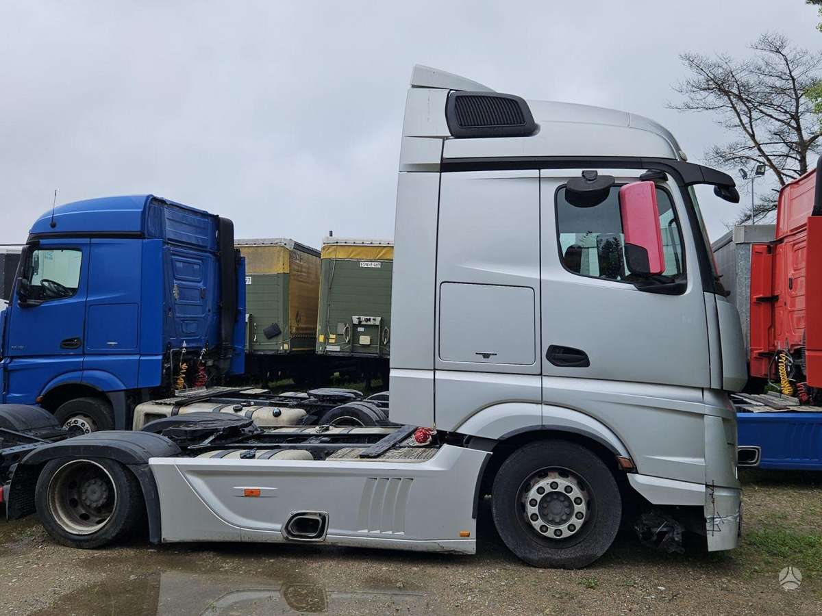Mercedes-Benz 1845 Retarder Mega, double sleeper