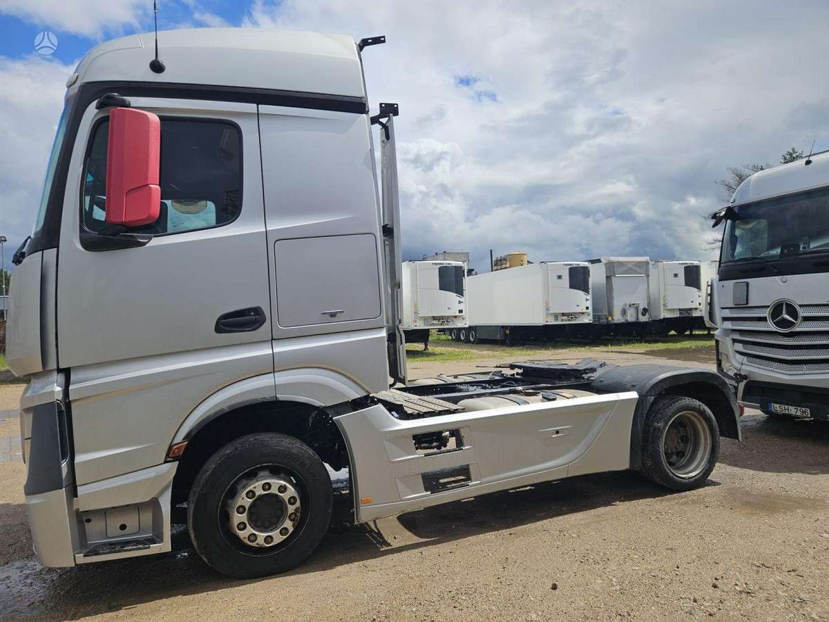 Mercedes-Benz 1845 Retarder Mega, double sleeper