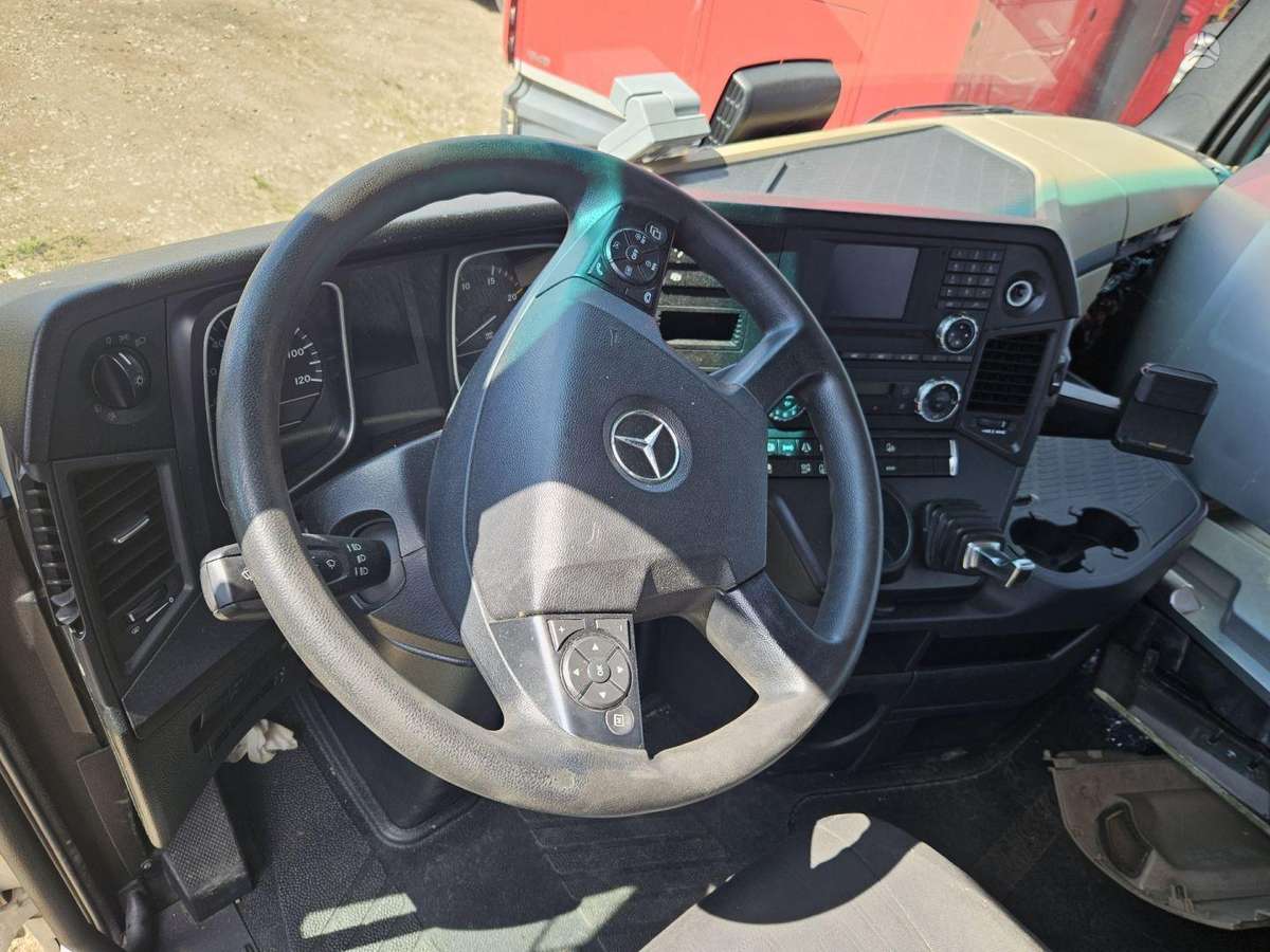 Mercedes-Benz 1845 ACTROS, double sleeper