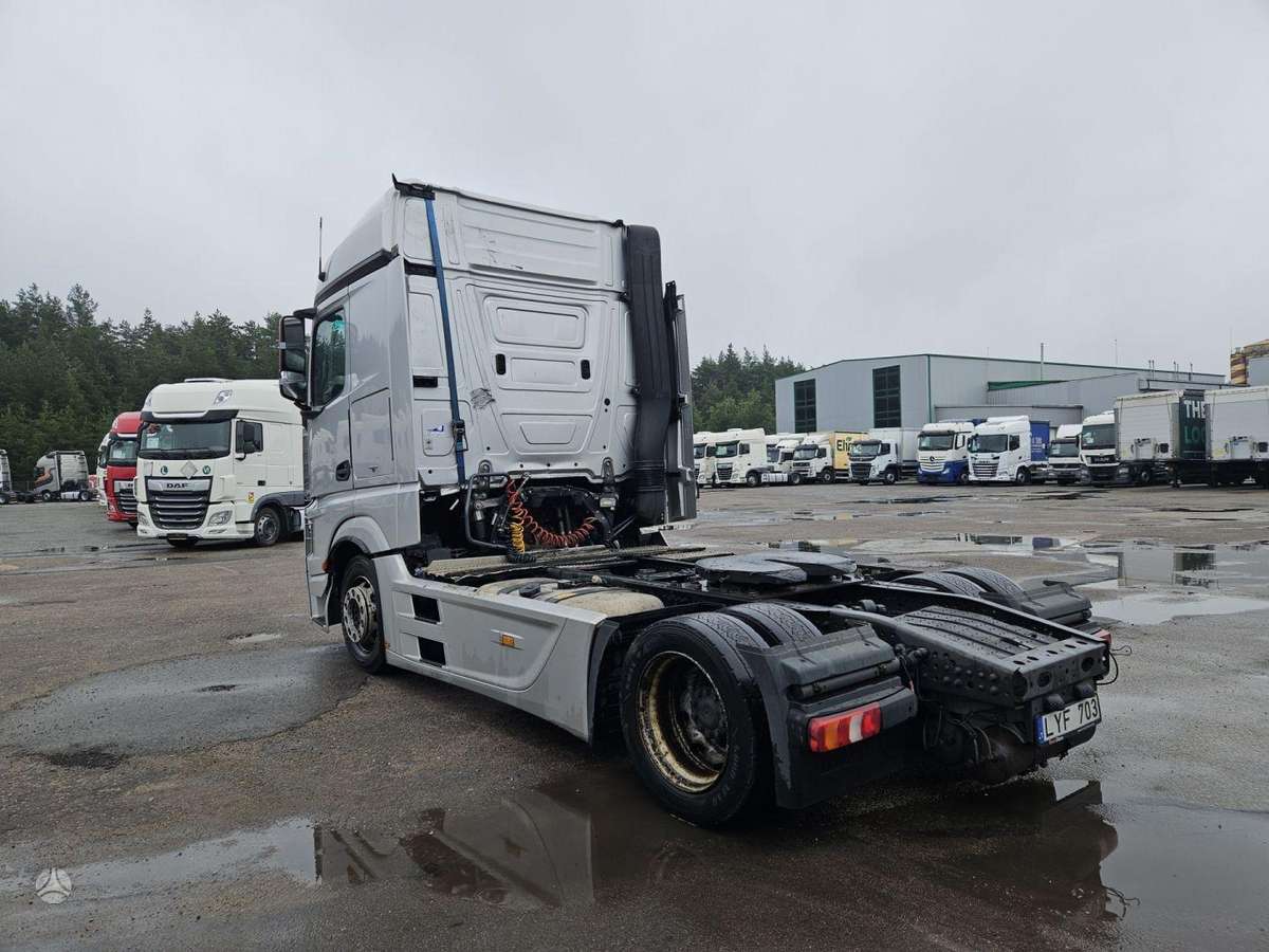 Mercedes-Benz 1845 ACTROS, double sleeper