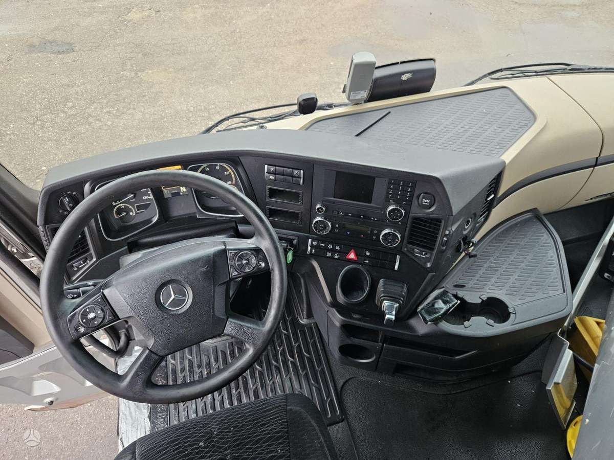 Mercedes-Benz 1845 ACTROS, double sleeper