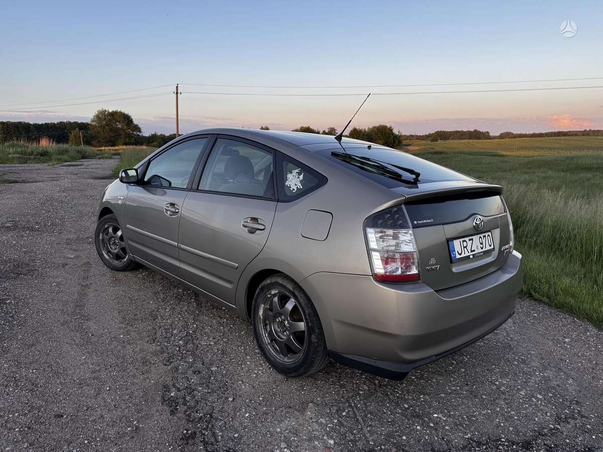 Toyota Prius - 4