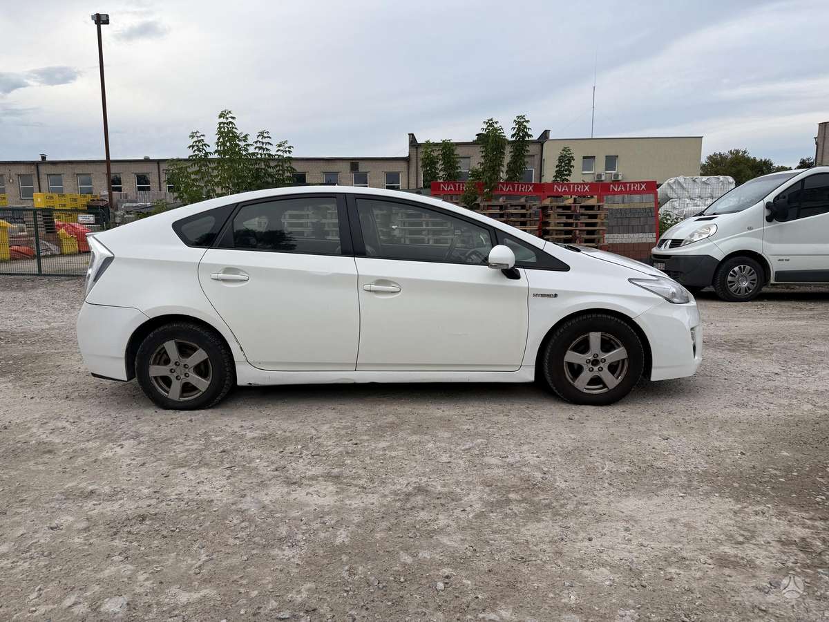 Toyota Prius - 4