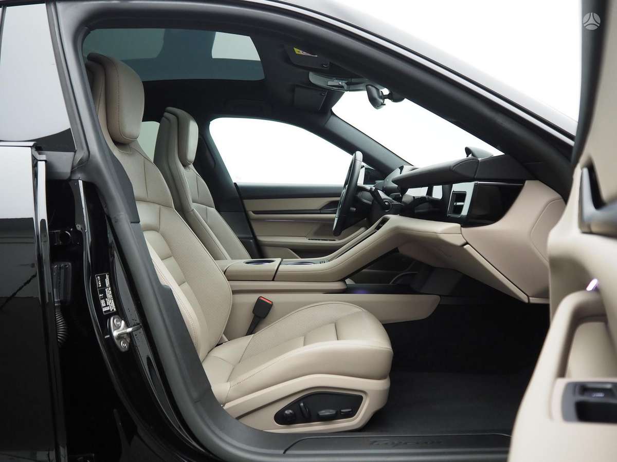 Porsche Taycan - 11