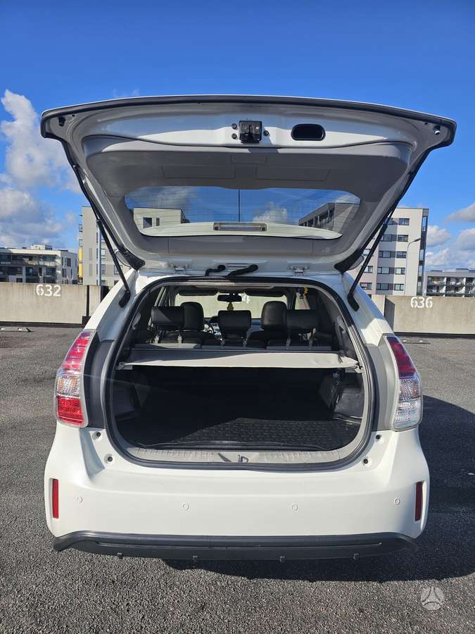 Toyota Prius+ - 10