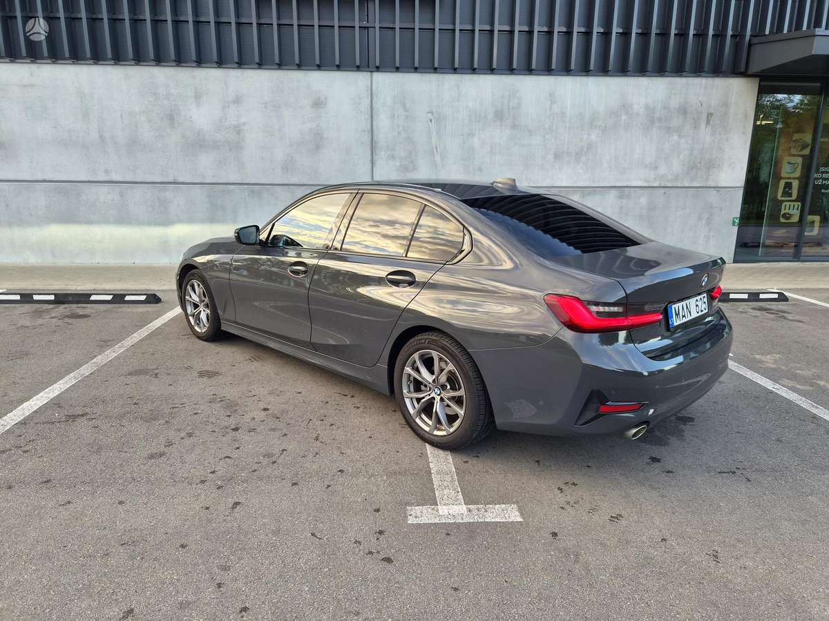 BMW 320, Седан