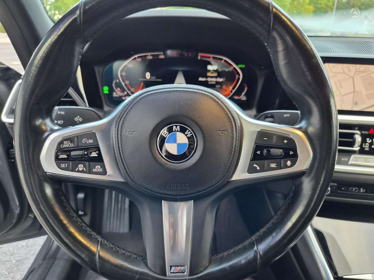 BMW 320, Седан
