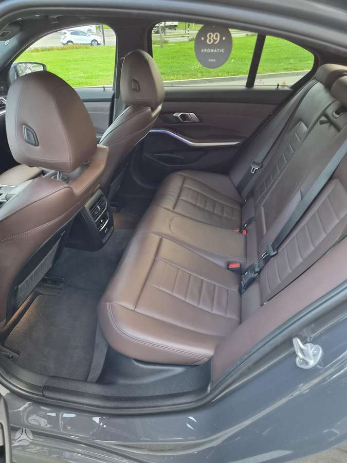 BMW 320, Седан