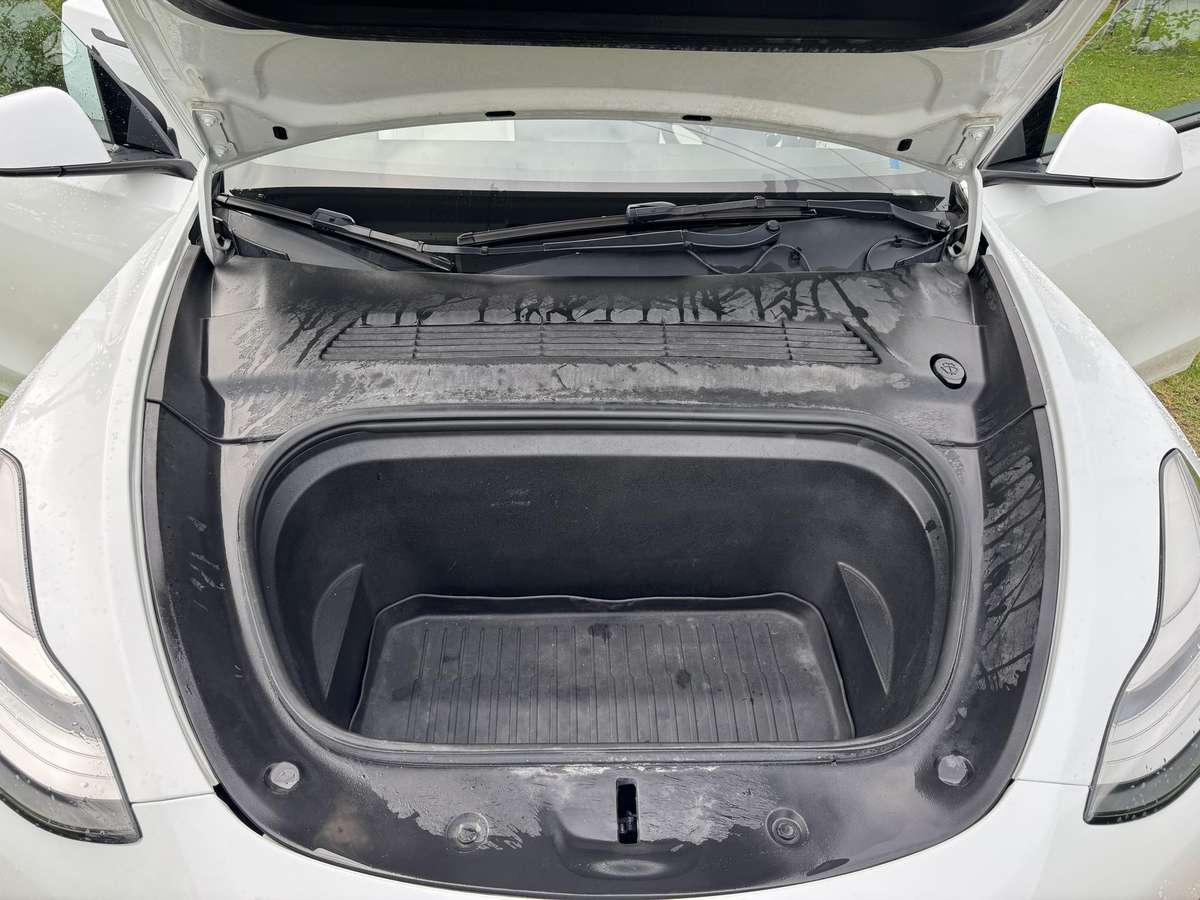 Tesla Model Y, 82 kWh, off-road / crossover