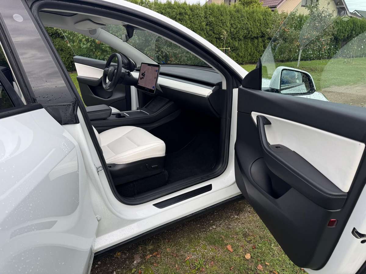 Tesla Model Y, 82 kWh, off-road / crossover
