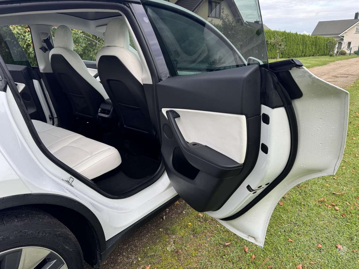Tesla Model Y, 82 kWh, off-road / crossover