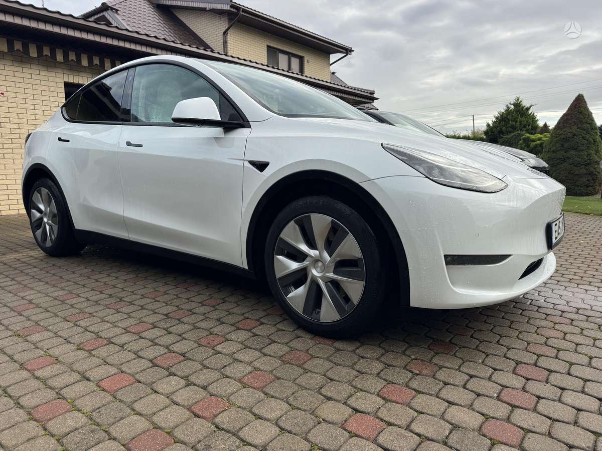 Tesla Model Y - 8