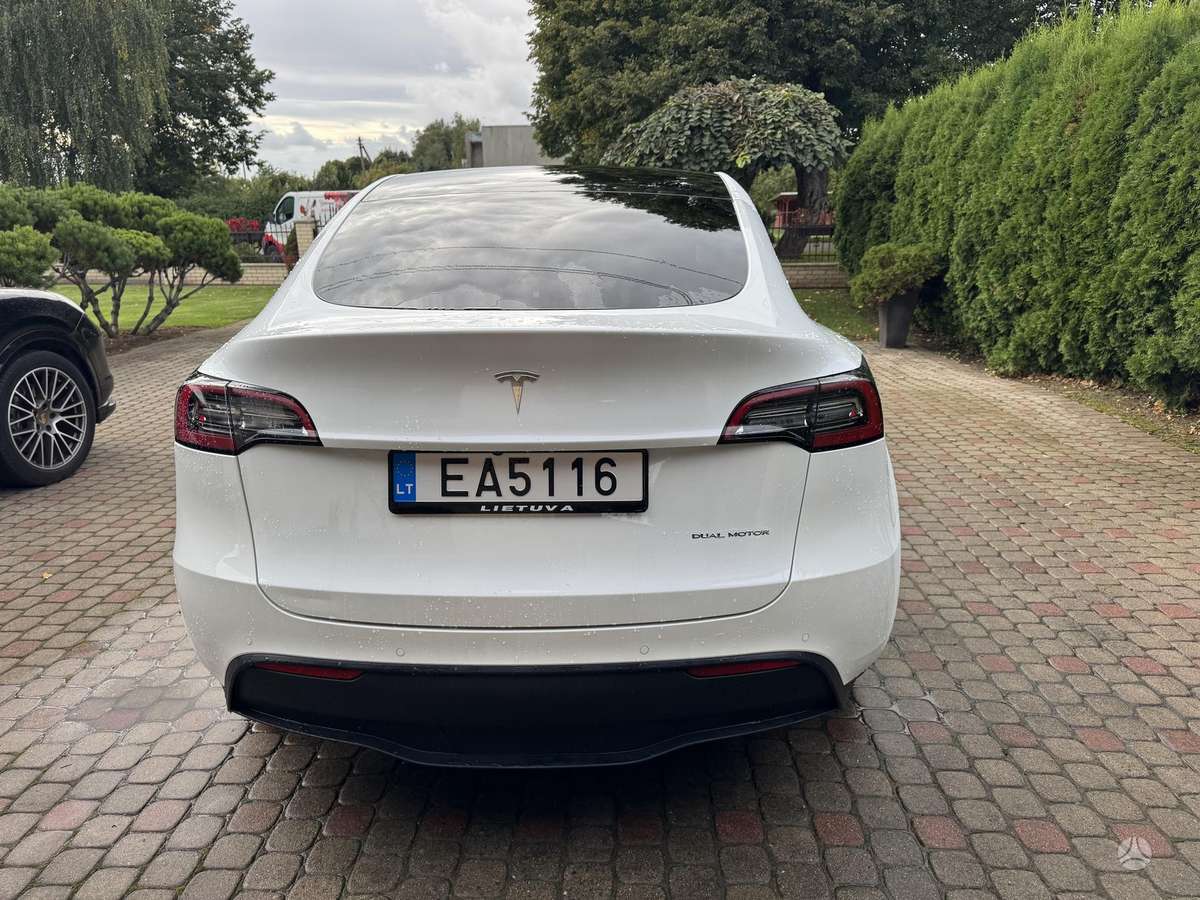 Tesla Model Y - 10