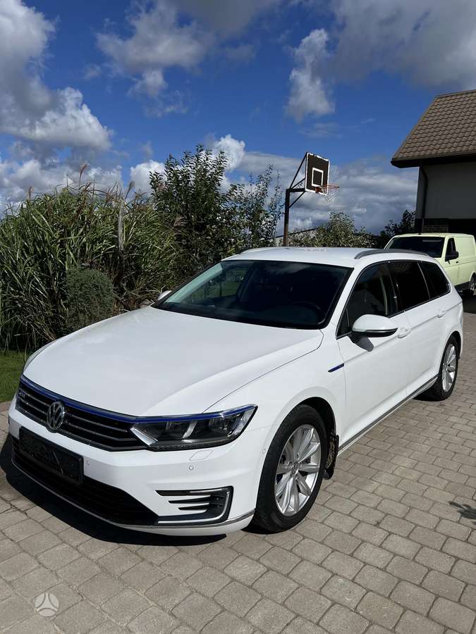 Volkswagen Passat - 1