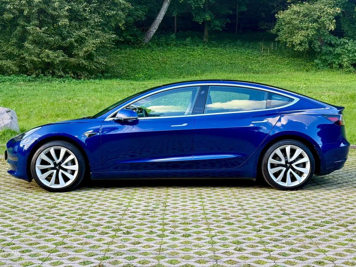 Tesla Model 3 - 4