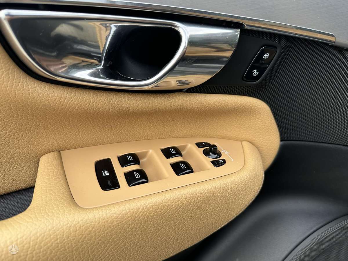 Volvo XC90, 2.0 l., off-road / crossover