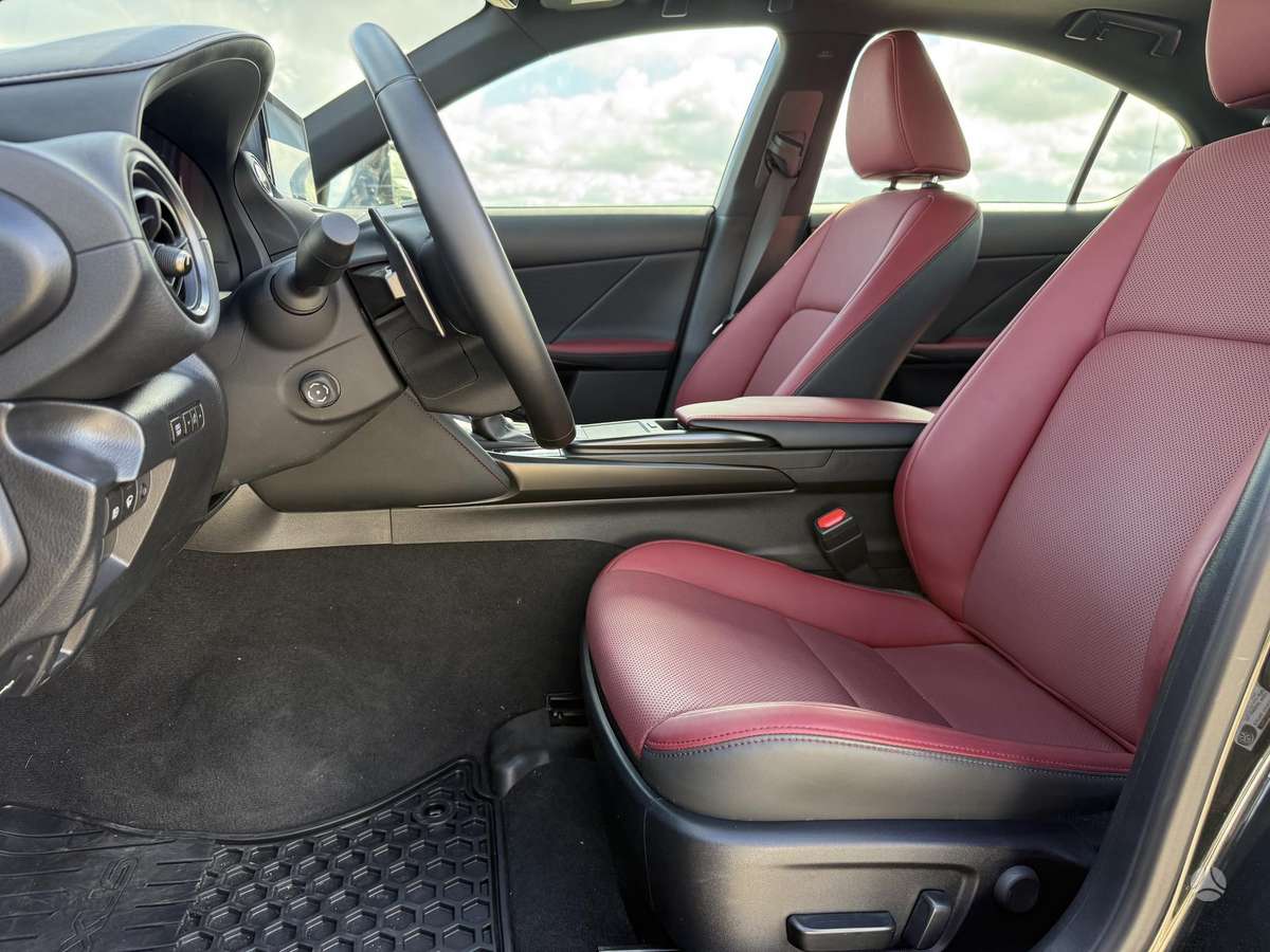 Lexus IS 300, 3.0 l., Седан
