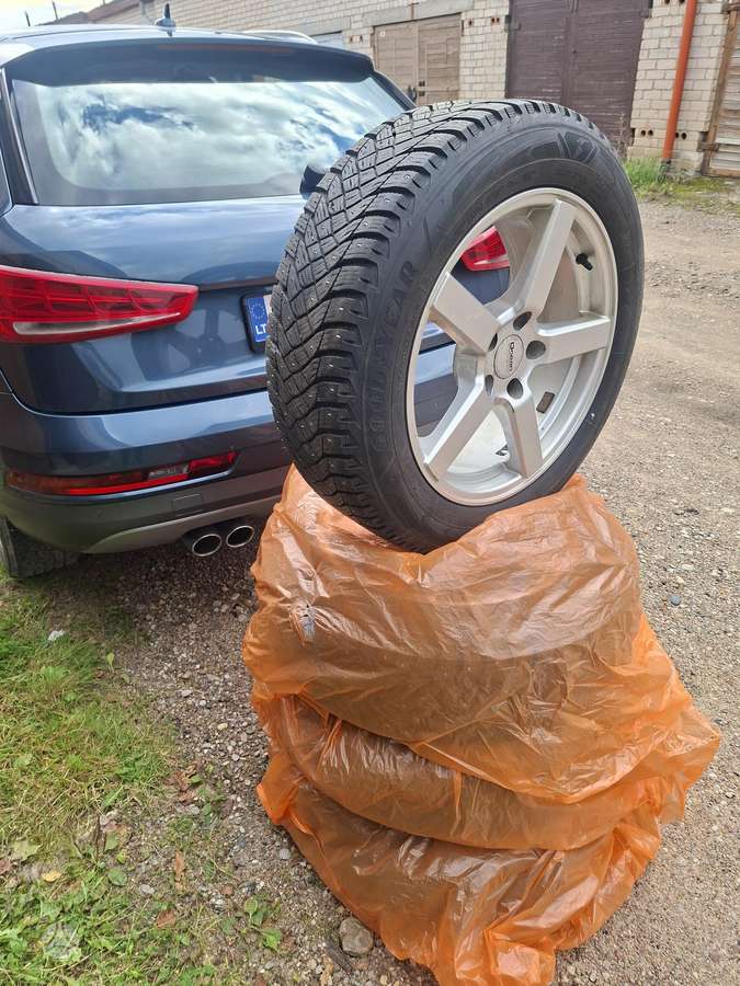 Audi Q3, 2.0 l., off-road / crossover