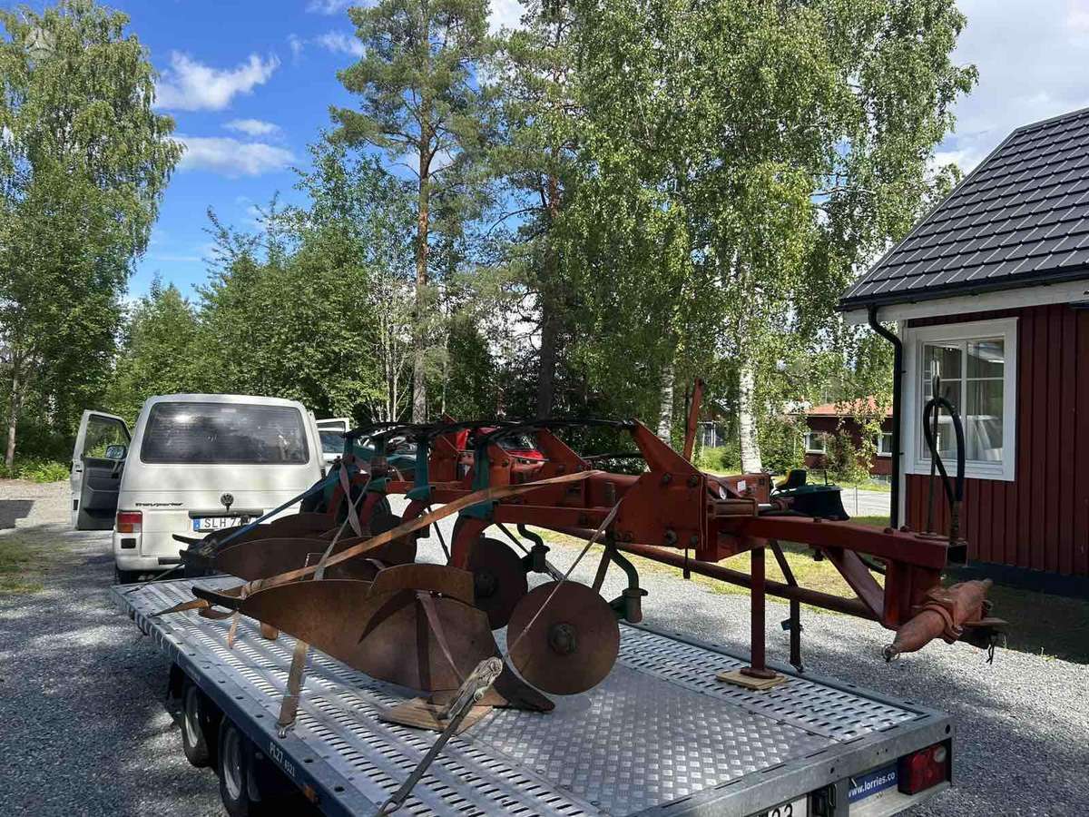 Kverneland 3748, ploughs