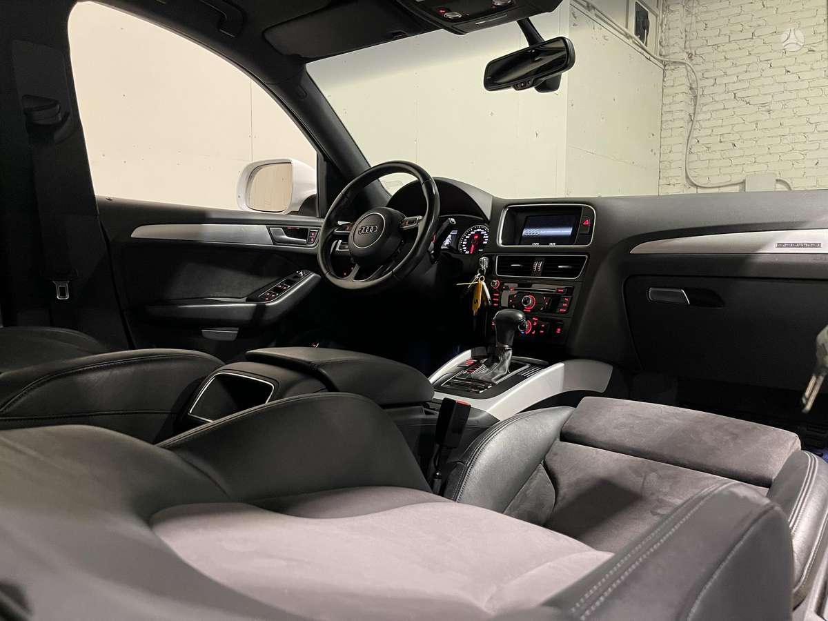 Audi Q5, 2.0 l., off-road / crossover