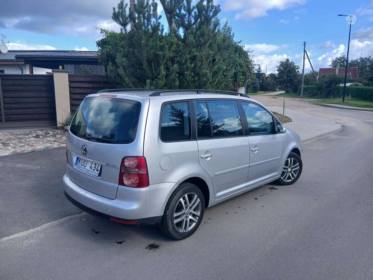 Volkswagen Touran - 4