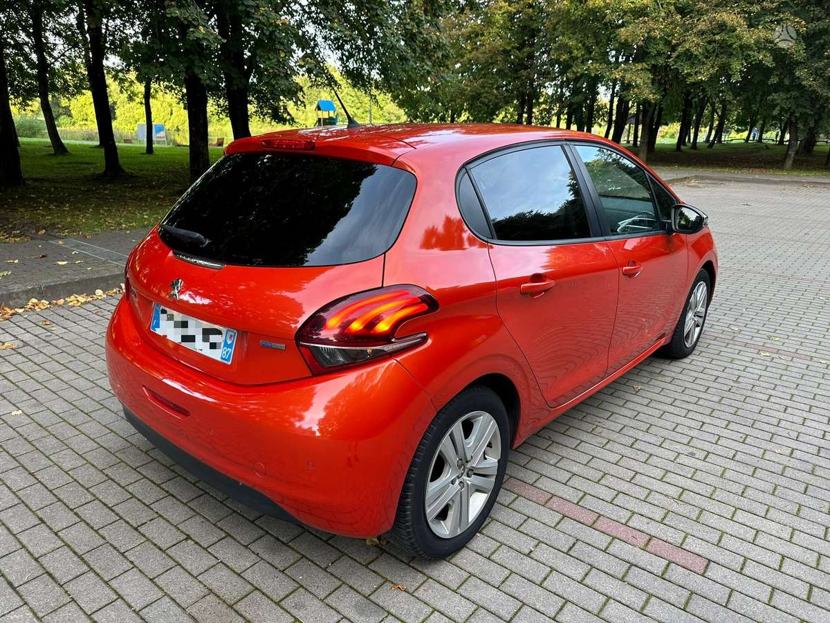 Peugeot 208 - 8