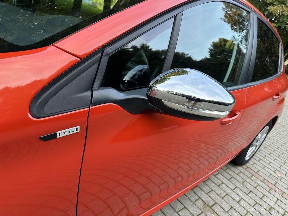 Peugeot 208 - 12