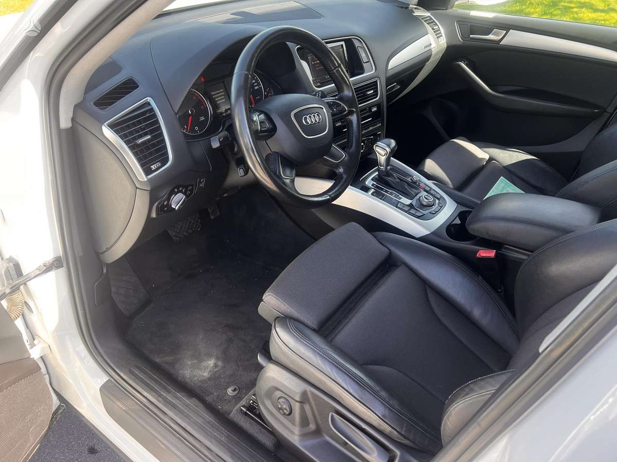 Audi Q5, 2.0 l., off-road / crossover