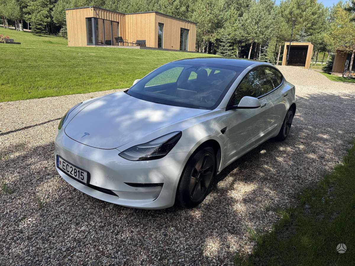 Tesla Model 3, Седан