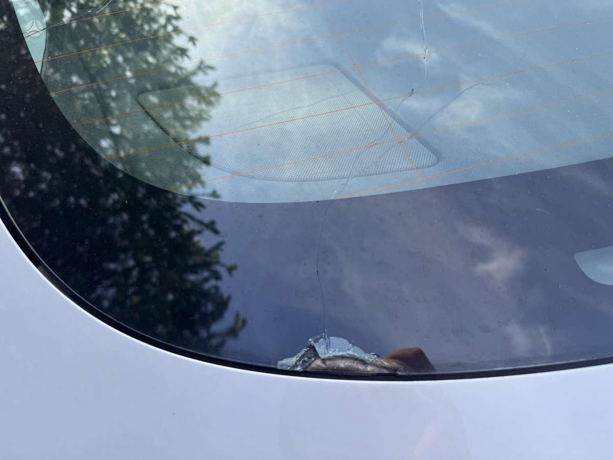 Tesla Model 3, sedanas