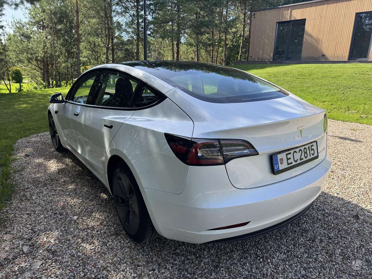 Tesla Model 3, sedanas