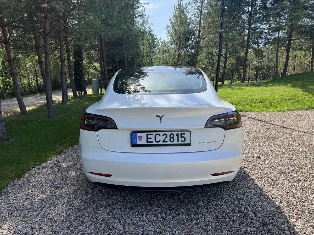 Tesla Model 3, Седан