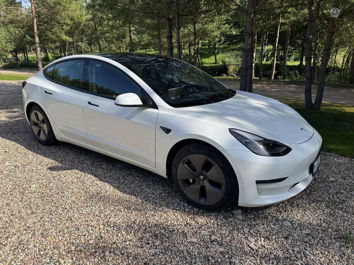 Tesla Model 3, Седан