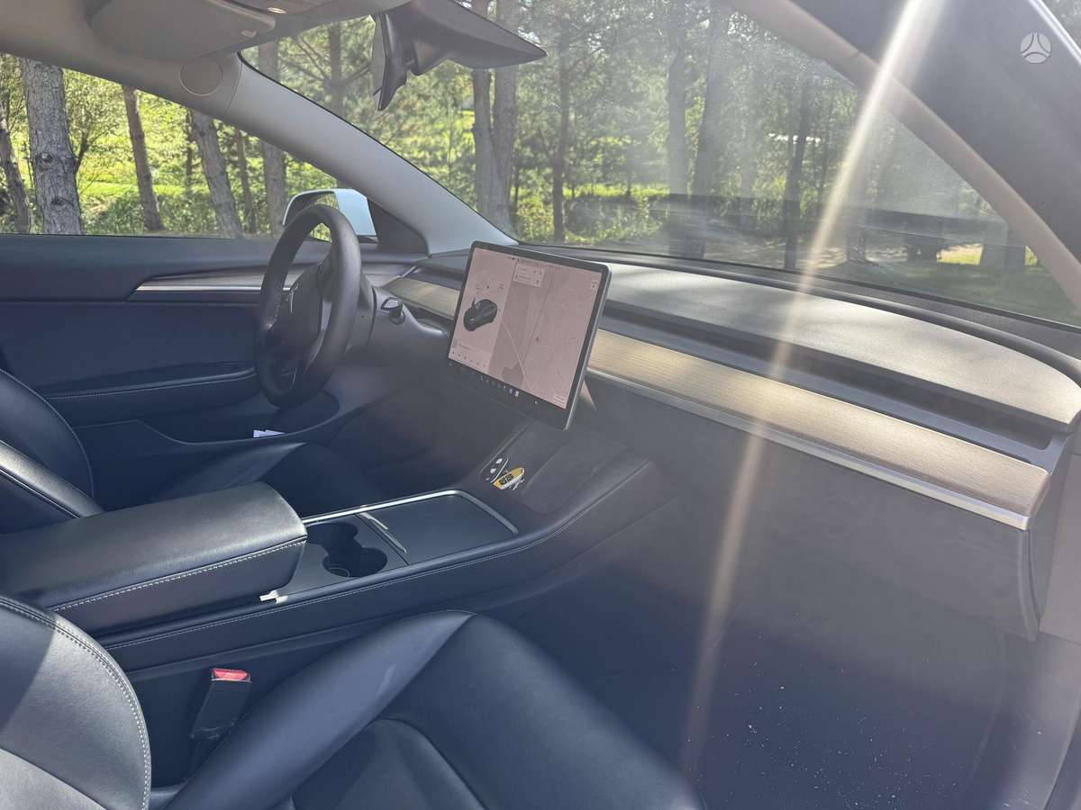 Tesla Model 3, Седан