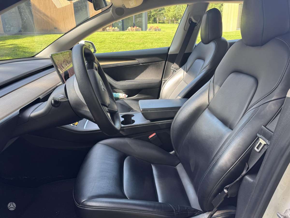 Tesla Model 3, Седан