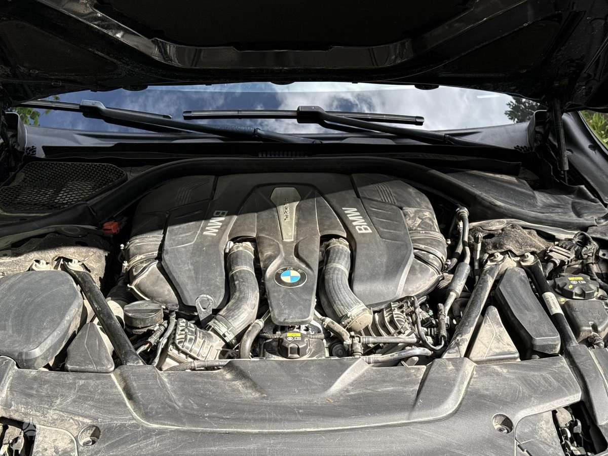BMW 750 - 8