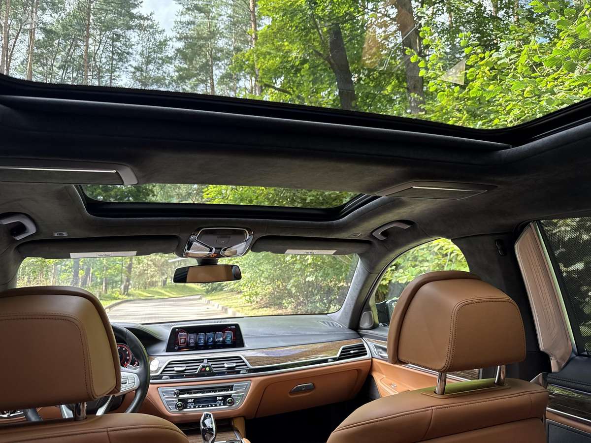 BMW 750 - 12
