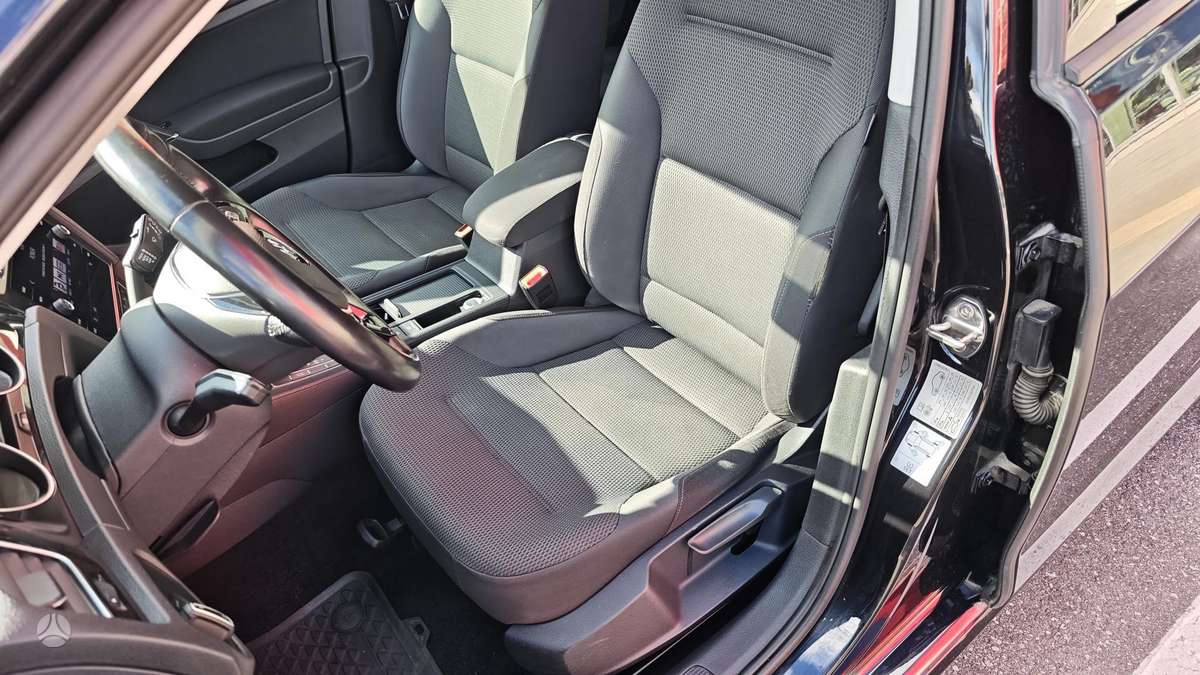 Volkswagen Golf - 10