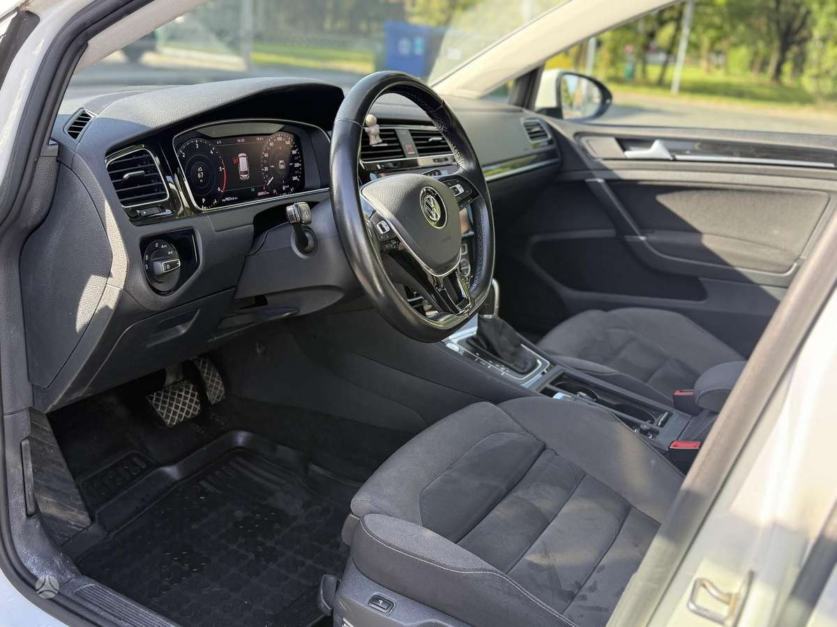 Volkswagen Golf - 8