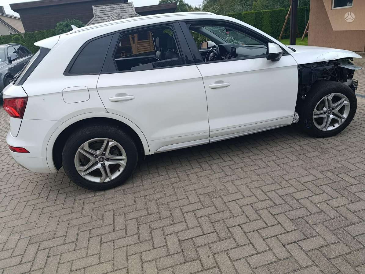 Audi Q5, 2.0 l., off-road / crossover