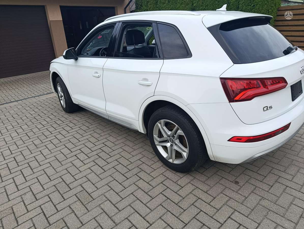 Audi Q5, 2.0 l., off-road / crossover