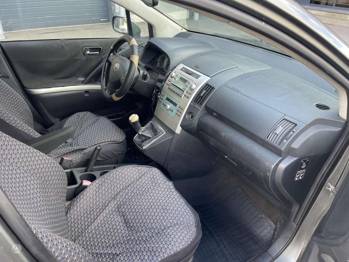 Toyota Corolla Verso - 8