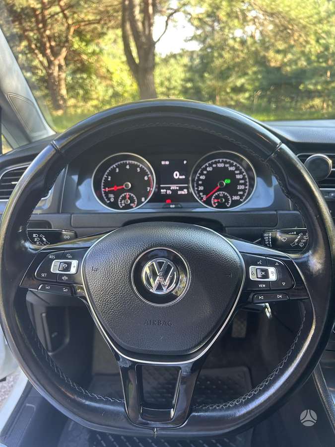 Volkswagen Golf - 8