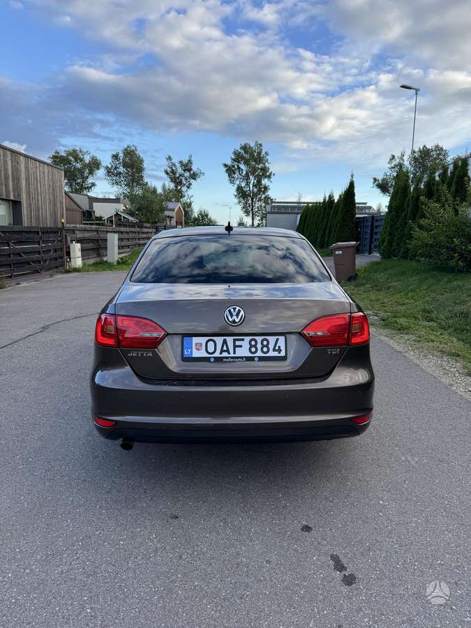 Volkswagen Jetta - 2