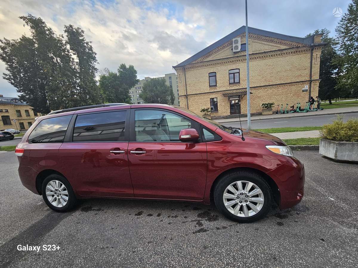 Toyota Sienna - 1