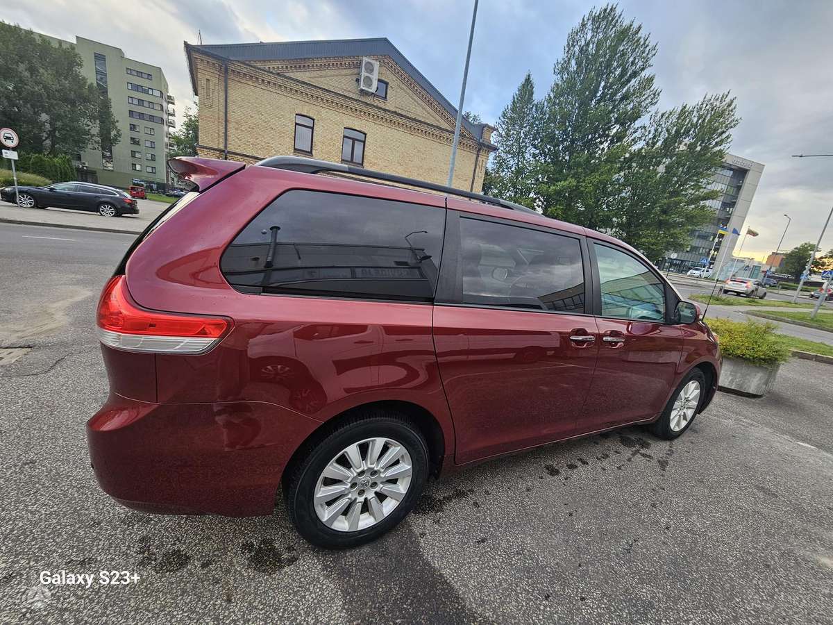 Toyota Sienna - 2