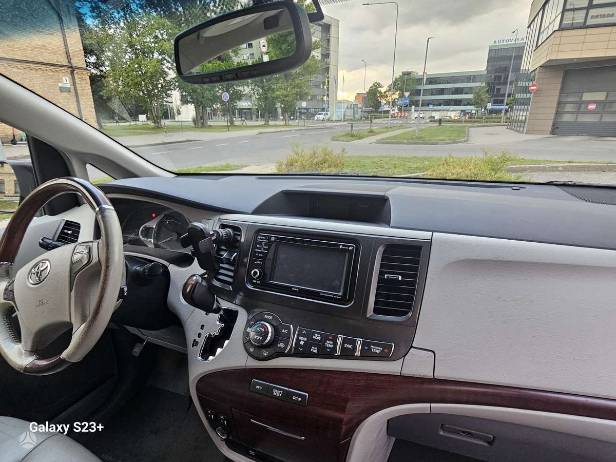 Toyota Sienna - 11